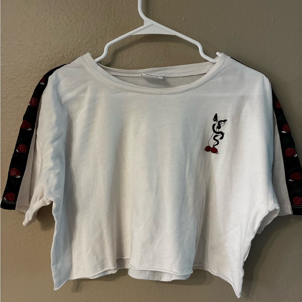 Empyre black serpent, moon red rose, White cropped Tee size large goth core